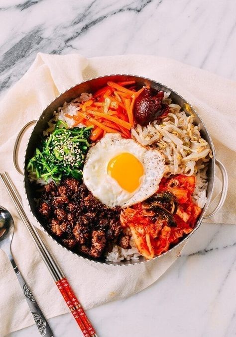 Easy Korean Beef Bibimbap Recipe - The Woks of Life Beef Bibimbap Recipe, Beef Bibimbap, Koreansk Mad, Korean Bibimbap, Bibimbap Recipe, Cooking Rice, Cibo Asiatico, Pasti Sani, Diner Recept