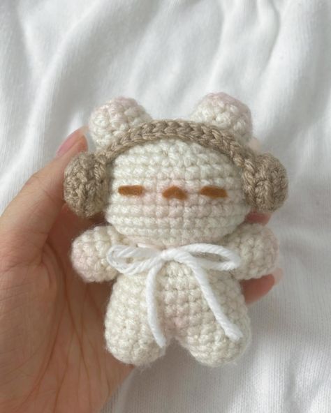 Crochet A Keychain, Crochet Patterns Free Keychain, Cute Amigurumi Keychain, Crochet Keychain Animals, Crochet Plushie Keychain, Things To Crochet For School, Crochet Ideas Keychain, Crochet Mini Plushies, Plushie Crochet Pattern Free