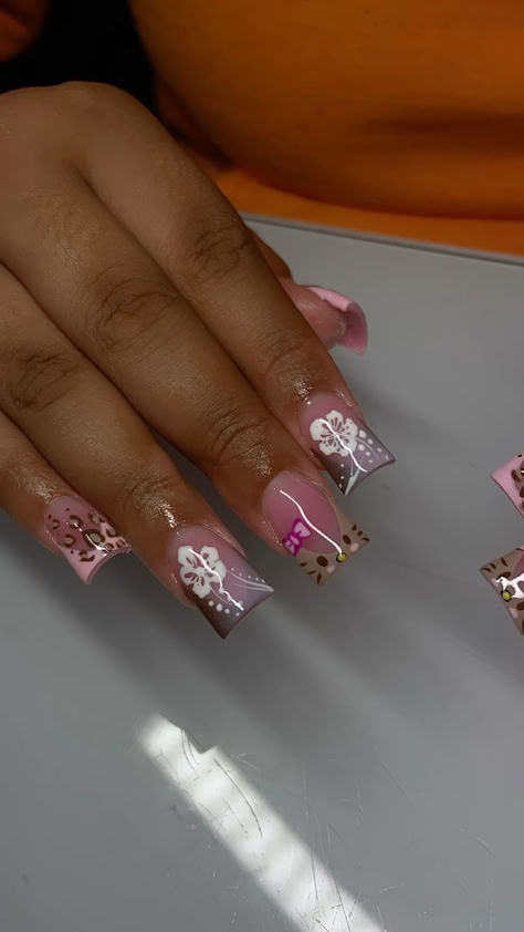 French Tip Short Nail Ideas, Shirt Baddie Nails, Abstract Nails Pink, School Inspired Nails, Brown Hello Kitty Nails, Short Nail Designs Almond, Dope Nail Designs Short Length, Dump Nails, Short Hello Kitty Nails