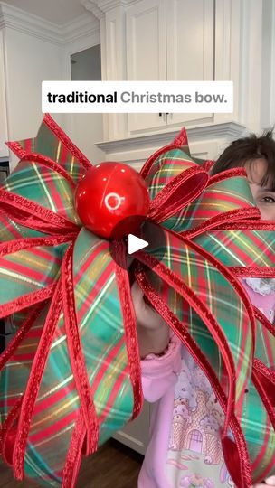 Making Bows For Christmas Trees, Tie Ribbon Bow, Bow Tying, Bow Making Tutorials, Christmas Bows Diy, Bows Diy Ribbon, Christmas Tree Bows, Christmas Centerpieces Diy, Christmas Hacks