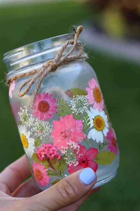 Pressed flower Jar Jar Inspiration, Floral Activities, Flowers In A Jar, Pressed Flowers On Jars, Flower Jars, Mason Jars With Dried Flowers, Crafts With Jars, Kindness Jar, Flower Jar