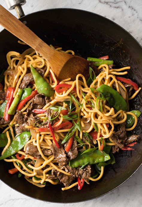 Spicy Beef Hokkien Noodles - An easy midweek meal you can make with whatever veg & proteins you have in your fridge! Hokkien Noodles, Beef Noodle Stir Fry, Veg Protein, Veggie Dinners, 20 Minute Dinners, Beef Stir Fry Recipes, Stir Fry Dishes, Recipetin Eats, Stir Fry Noodles