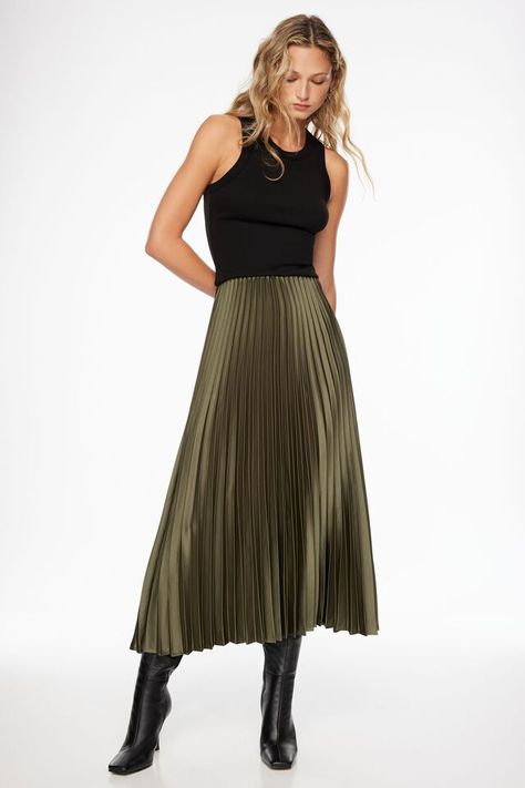 Black Satin Pleated Skirt Outfit, Satin Pleated Skirt Outfit, Green Maxi Skirt Outfit, Green Skirt Outfits, Pleated Satin Skirt, Dark Green Skirt, Satin Pleated Skirt, Green Maxi Skirt, Pleated Skirt Outfit