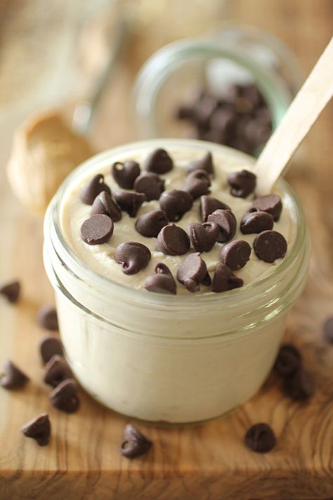 1 Minute Cookie Dough Greek Yogurt #CleanEating Cookie Dough Greek Yogurt, Greek Yogurt Cookie Dough, Greek Yogurt Dessert, Yogurt Dessert, Gooey Cookies, Filling Snacks, Low Carb Snack, Peanut Butter Honey, Low Carb Snacks