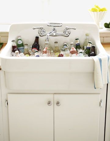 Quick #NewYearsEve party tip: Put your kitchen sink to work as a beverage cooler. Guests will feel welcome helping themselves, and cleanup's a breeze. Cooler Tricks, Country Sink, Old Sink, Addition Ideas, Colorful Drinks, Super Bowl Party, Easy Parties, Farm Sink, Beverage Cooler