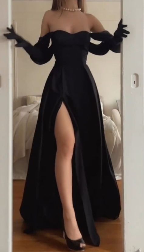 Classic Red Carpet Dresses That Will Never Go Out of Style" Unique Formal Dresses, Classy Prom, Outfit Elegant, Prom Dress Inspo, Prom Dresses Black, Classy Prom Dresses, 파티 드레스, Prom Dress Inspiration, Cute Prom Dresses