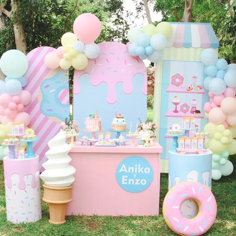 Sweet Pop - Organizador de eventos | Donuts y Helados 😊 Un tema dulce y divertido para celebrar a Renzo y Anika 🍨🍦. . . #icecreamparty #icecreamlover #icecreampartydecor… | Instagram Donuts Birthday Party Ideas, 4 Ever Sweet Birthday Party, Minnie Candyland, Donut Theme Party, Sweet Treats Party, Sweets Party, Balloon Arch Diy, Pastel Birthday, Birthday Donuts