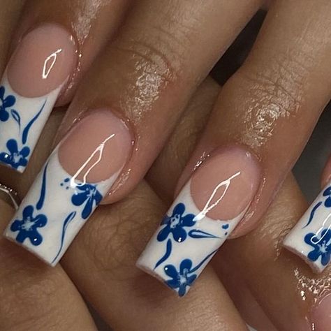 savannah jade💅🏼✨ on Instagram: "so perfect!!🤍  ib: @1.800.nailme ✨" Nails Gel X Ideas, Cute Nail Designs For Acrylics, White And Blue Nail Ideas, Pretty Nails Blue, Acrylic Nail Designs Blue, Square Nail Inspiration, Nail Flower Designs, Cute Blue Nail Ideas, Flowers On Nails