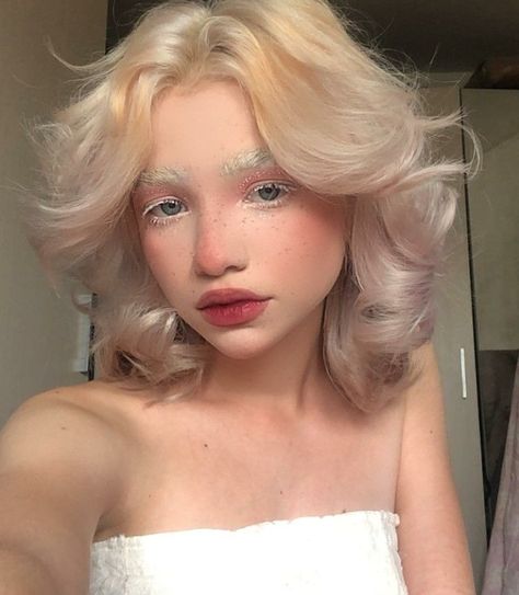 Blonde With Brown Eyebrows, Makeup For White Hair, Light Fairy Makeup, Blonde Hair Cosplay, Soft Fairy Makeup, White Hair Makeup, Pale Makeup, White Eyelashes, Rave Makeup