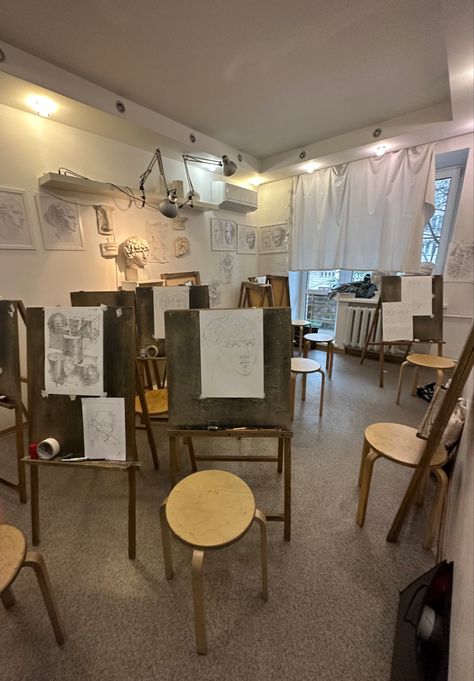 Life Drawing Class Aesthetic, Art Gallery Curator Aesthetic, Art Gallery Job, Arts College Aesthetic, Illustrator Aesthetic Job, Art University Aesthetic, Art Curator Aesthetic, Art Major Aesthetic, Painting Atelier