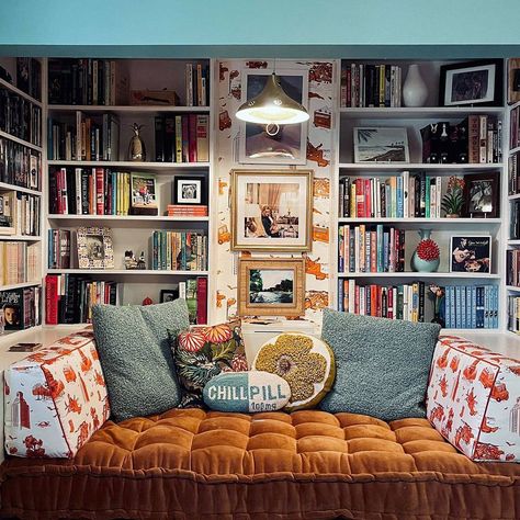 Moody Book Nook, Cosy Reading Room, Bedroom Library Ideas Small, Reading Nooks For Adults, Basement Reading Nook, Snug Library, Book Nook Aesthetic, Cozy Reading Nook Small Spaces, Small Reading Room Ideas