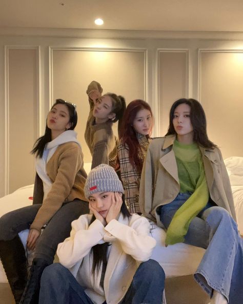 itzy pics on Twitter: "instagram update… " Jeju, Group Photos, Kpop Girl Groups, Girls Generation, استوديو الصور, Kpop Groups, K Idols, Instagram Update, Pop Group