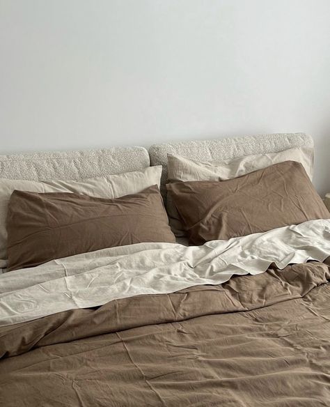 Beige Bed Sheets Aesthetic, Beige Bed Sheet, Neutral Brown Bedding, Beige Sheets Bedroom, Tan Bedding Aesthetic, Brown Bedding Bedroom, Made Bed Aesthetic, Brown Bedding Bedroom Ideas, Brown Bedding Aesthetic