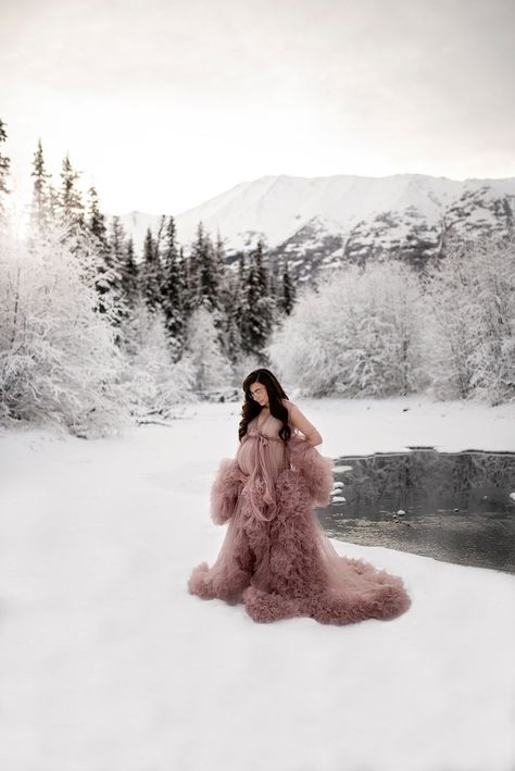 Maternity Christmas Pictures, Snow Maternity Photos, Winter Pregnancy Photoshoot, Shelby Smith, Winter Maternity Pictures, Winter Maternity Shoot, Maternity Photography Winter, Winter Pregnancy, Maternity Shoot Outfit