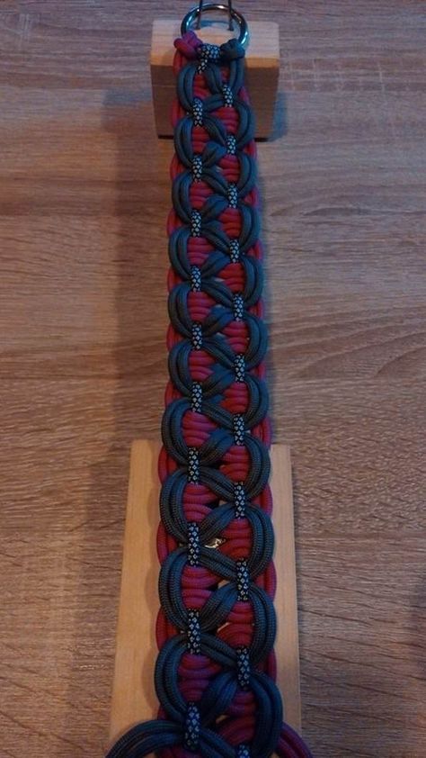 Dieses Tutorial wurde mir von Saskia Meißner zur Verfügung gestellt, sie gab mir freundlicher Weise ihre Erlaubnis dieses hier einzustellen. “Vielen Dank dafür!” Parachute Cord Crafts, Paracord Projects Diy, Paracord Bracelet Patterns, Paracord Bracelet Tutorial, Paracord Braids, Swiss Paracord, Diy Dog Collar, Paracord Bracelet Diy, Paracord Dog Collars