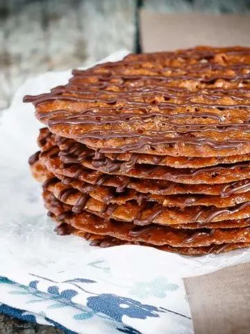 Lacey Cookies Drizzled with Chocolate - Bake.Eat.Repeat. Lacey Cookies, Laceys Cookies Recipe, Lace Cookies Recipe, Xmas Cookies Recipes, Frosty Recipe, Holiday Baking Christmas, Lace Cookies, Creative Desserts, Fruity Desserts