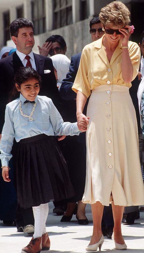 Princess Diana holiday outfits: in a yellow button through blouse and cream skirt in Egypt Putri Diana, Looks Kate Middleton, Princess Diana Fashion, Princess Diana Pictures, Diana Princess Of Wales, Cream Skirt, Princes Diana, Diana Fashion, 여름 스타일