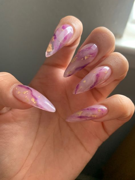 Stilletto almomd with marble design Purple Nails With Gold Flakes, Purple Marble Nails Acrylic, Purple Nails With Gold, Marble Accent Nails, Nails With Gold Flakes, Lavender Marble, Marble With Gold, Marble Nail Designs, Marble Nail