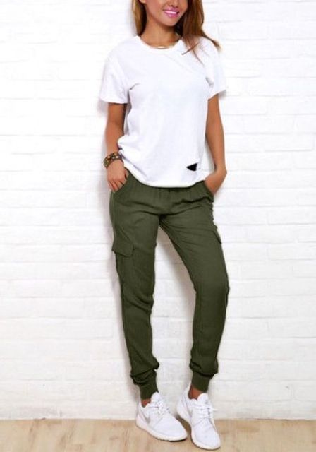 Sporty look with cargo pants and white t shirt Hole Outfits, Stylish Gym Outfits, Celana Jogger Wanita, How To Wear Joggers, Jenifer Aniston, 여름 스타일, Summer Closet, Fishtail Braid, Fashion Guide