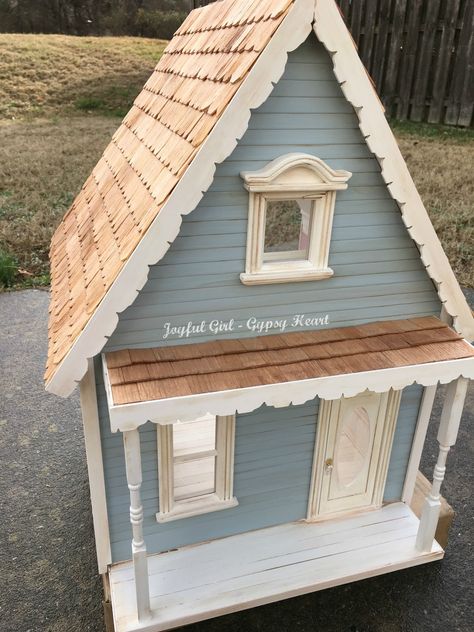 Cottage dollhouse Dolls House Shop, Doll Scenes, Little Cottages, Doll House Plans, Doll House Crafts, Little Cottage, Barbie House, Miniature Houses, Fairy Houses