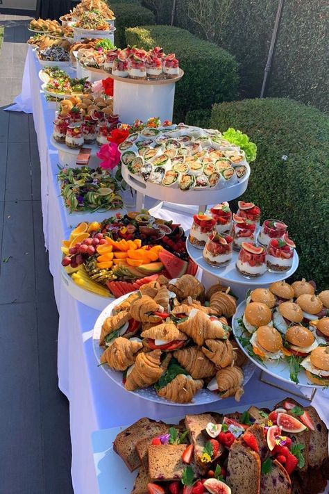 13 Cheap Graduation Party Food Ideas You Can Easily Make - Its Claudia G Food For Engagement Party, Grad Food Ideas, Grad Party Ideas Food, Small Graduation Party, Engagement Party Food Ideas, Grad Party Food Ideas, Cheap Grazing Table Ideas, Engagement Party Food, Graduation Party Snacks