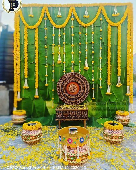 Haldi Backdrop Decoration, Halad Ceremony Decoration, Valakappu Decoration, Mangala Snanam Decoration, Haldi Background Decoration, Haldi Ceremony Decorations At Home, Garland Wedding Indian, Haldi Decoration Ideas At Home, Seemantham Decoration