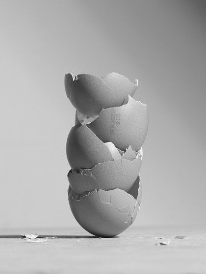 Balance eggs. Still life photography. Black and white. Balance photography. Equilibre. Nature morte. Photographie. Eggs. Fragments. Avant-garde. Laura Lecat Geometric Still Life Photography, Objects In Art, Groups Of Objects Photography, Still Life Film Photography, Everyday Objects Photography Still Life, Balance Photography Ideas, Balanced Photography, Everyday Objects Photography, Apple Still Life Photography