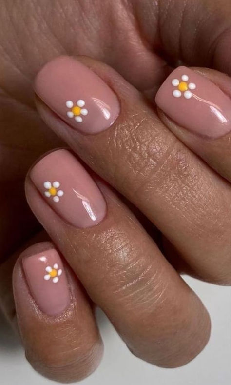 daisy nail design: tiny accents Natural Gel Nails Ideas, Natural Gel Nails Ideas Short, Gel Nails Ideas Short, Daisy Nail Designs, Really Short Nails, Nail Art Fleur, Nails Ideas Short, Short Natural Nails, Gel Nails Ideas