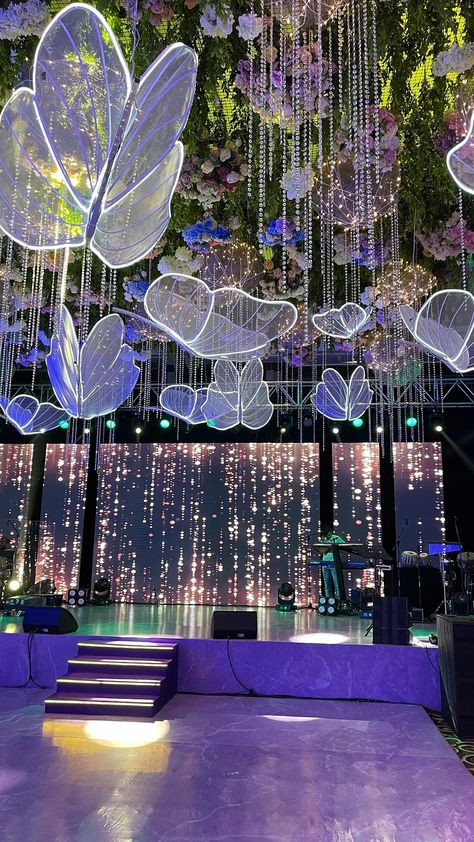 vivaahweddingdecorstylist on Instagram: Wait till you see all the Enchantment unfold.. 💜🦋 @vivaahweddingdecorstylist presents : #PantoneColourOfTheYear2022 : Very Peri 💜… 15 Party Ideas Quinceanera, Enchanted Forest Quinceanera Theme, Enchanted Forest Quinceanera, Enchanted Forest Prom, Debut Theme, Quince Decor, Sweet 15 Party Ideas Quinceanera, Sweet 15 Party Ideas, Quince Themes