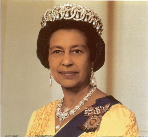 Shocking news from the Palace - Queen Elizabeth II is black. This fact has been carefully hidden from public eyes for all those years, and now the secret is out. Tibor Kalman, Girly Tomboy, British Royal Family News, Black Royalty, Black Fact, African Royalty, Black Indians, Real Queens, Elisabeth Ii