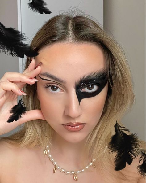 Black Swan Inspired Makeup, Black Costume Makeup, Black Swan Make Up, Black Swan Makeup Halloween, Black Swan Costume Halloween, Black Swan Halloween, Black Swan Bts, Black Swan Makeup, Swan Makeup