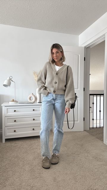 Cow Suede Leather Cork and Mules Slippers Womens Clogs Outfit, Cream Button Up Sweater Outfits, Jeans Cardigan Outfit Fall, Mom Jeans And Clogs Outfit, Cute Work Outfits Jeans, Work Outfits Aritzia, Comfy Jeans Outfit Fall, Gray Clogs Outfit, Levi Low Pro Jeans