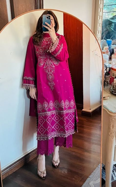 Simple Indian Suits Classy, Pakistani Simple Suits, Suit Ideas For Women Indian, Simple Pakistani Suits, Plazo Designs, Plazo Suits, Simple Dress Casual, Stylish Kurtis Design, Desi Fits