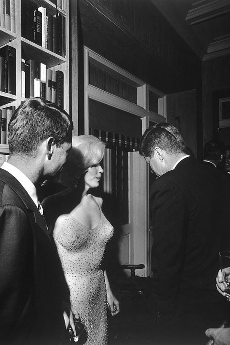 The Details of JFK’s "Affair" With Marilyn Monroe Are Way More Chill Than We’ve Been Told Marilyn Monroe And Jfk, Marilyn Monroe 1962, Judy Holliday, Bert Stern, Deborah Kerr, Very Important Person, Loretta Young, Jane Russell, Geri Halliwell