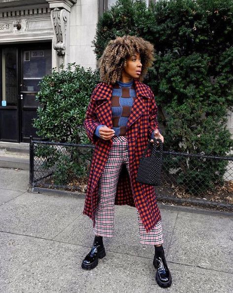 how to mix prints Mixed Prints Outfit, Mixing Prints Fashion, Mode Prints, Prints Fashion, Mixed Prints, Mode Inspo, Plaid Pants, Inspiration Mode, Mixing Prints