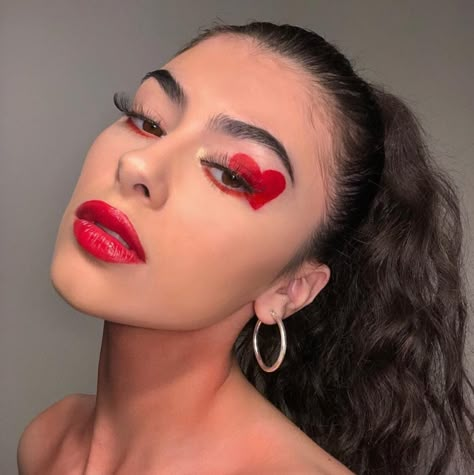 Red Heart Eye Makeup, Love Heart Makeup, Makeup St Valentin, Queen Of Hearts Makeup Simple, V Day Makeup, Hairstyles Heart, Makeup Valentine, Queen Of Hearts Makeup, Maquillage Yeux Cut Crease