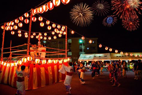 You can go to a festival Hanabi and see the characteristic fireworks. Japan Festival Aesthetic, Obon Festival Japan, Japanese Fireworks Festival, Japanese Summer Festival, Firework Festival, Festival Japan, Japan Festival, Spring Music, Japanese Summer