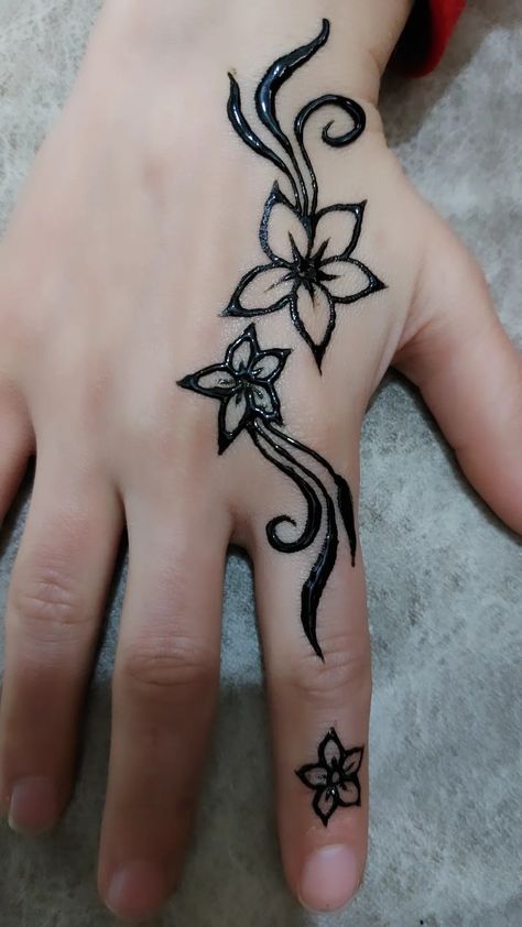 Small Hena Tato Desain, Small Henna Designs Hand Tiny Tattoo, Henna Ideas Beginner, Henna Tattoo Designs Moon And Stars, Henna Arm Designs Easy, Forearm Henna Simple, Henna Inspo Simple Easy, Desain Henna Simple, Hena Tato Desain Easy