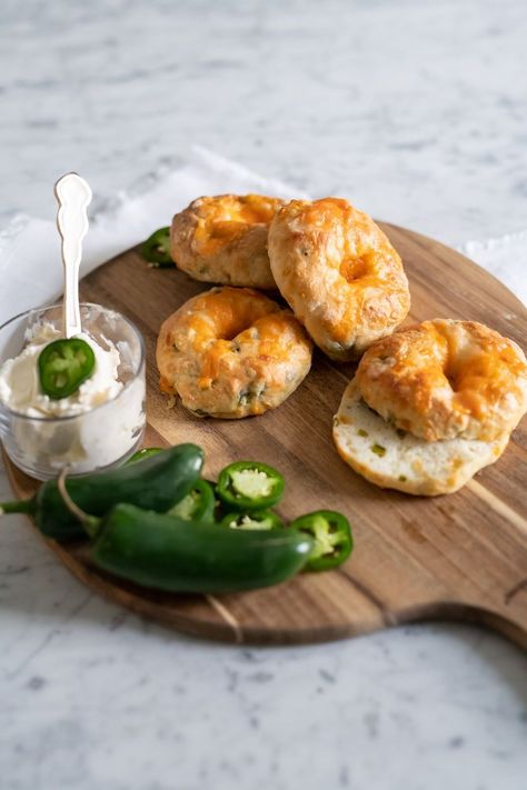 Jalapeno Bagels Recipe, Jalapeno Cheddar Bagel Recipe, Jalapeno Bagel, Bagels Recipe Homemade, Greek Yogurt Bagels, Yogurt Bagels, Cheddar Bagels, Easy Homemade Playdough Recipe, Bagel Recipe Easy