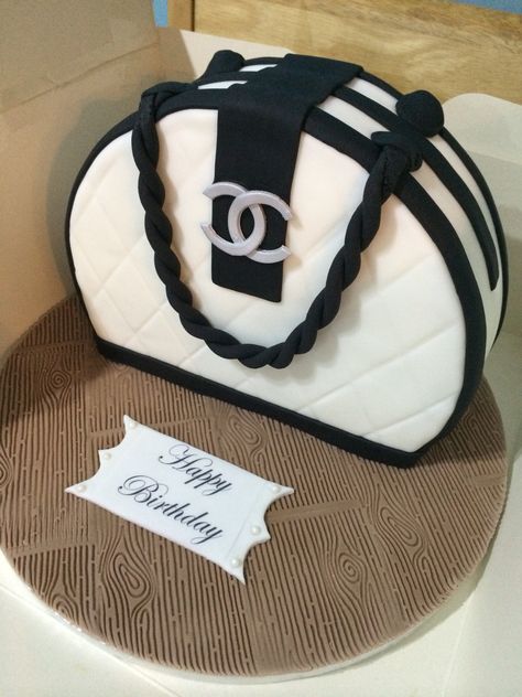 Cakes For Occasions, Chanel Cake, Handbag Cakes, New Birthday Cake, Fondant Cake Designs, Purse Cake, Cake Roll Recipes, Handbag Cake, Elegant Birthday Cakes