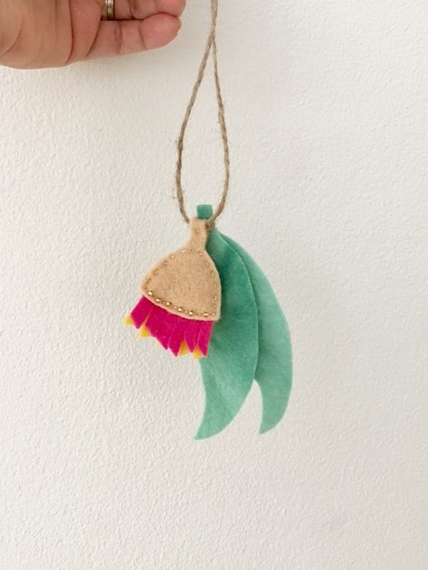 Felt Australian Native Flowers, Diy Australian Decorations, Aussie Christmas Decorations Diy, Gum Leaf Wreath, Australian Xmas Decorations, Felt Australian Flowers, Australian Christmas Ornaments, Aussie Christmas Craft, Australian Christmas Craft