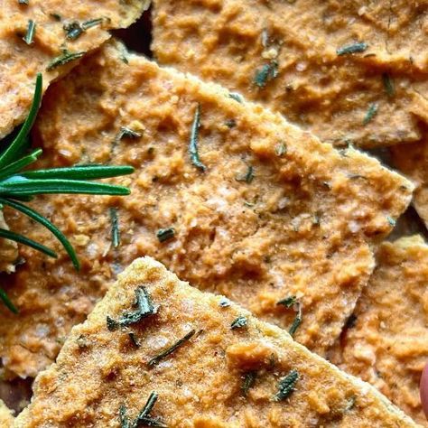 Francesca - Recipes For Weightloss on Instagram: "Here 👇👇👇👇 Do you love crackers but you are looking for a healthier option? Then you need to try these diet-friendly high protein low fat red lentil crackers! These are also gluten-free and low in calories and virtually zero weight watchers points per portion! 🥳 The perfect snack if you are on a weight loss journey or if you simply want to eat healthier crackers. Turn the volume on to hear how crunchy these are! Ingredients: 200gr dry red lentils 1 tablespoon extra virgin olive oil 50ml water 1 tsp salt 1 tsp paprika 1 tbsp chopped rosemary (optional) Method: Soak the red lentils in water for at least 1 hour, then drain and add to a bowl with all the other ingredients. Use a blender to turn everything into a creamy mixture. Transfer Lentil Crackers, Healthy Crackers, Red Lentils, Eat Healthier, Red Lentil, Virgin Olive Oil, Wholesome Food, Extra Virgin, Healthy Options