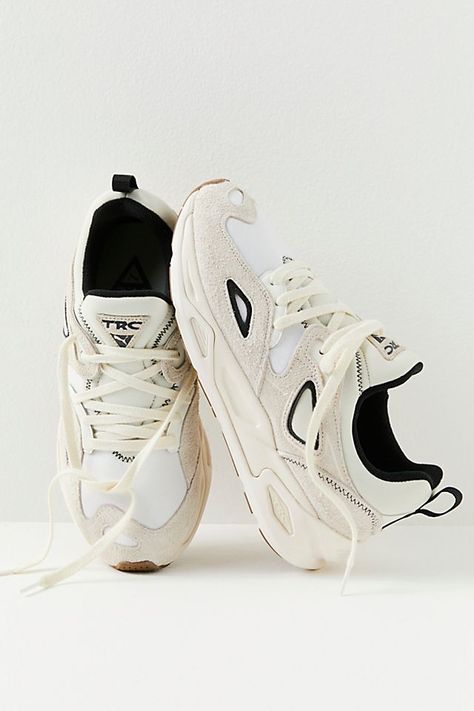 Shoe Reference, Trendy Tennis Shoes, Thrift Board, Cool Trainers, Everyday Fits, Clothes Wishlist, Spring 23, Alcohol Bottles, Womens Tennis Shoes