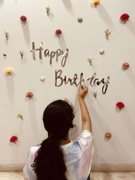 Asthetic Bday Decor, Simple Women Birthday Decor, Birthday Aesthetic Minimalist, Birthday Decor Minimalist, Unique Backdrop Ideas Birthday Parties, Birthday Party Simple Decorations, Birthday Decoration With Flowers, Simple Birthday Backdrop Ideas, Aesthetic Birthday Decoration Ideas