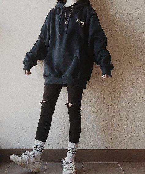 Spring School Outfits, Grunge Winter Outfits, Grunge Outfits Edgy, Grunge Outfits Winter, Grunge Outfits 90s, Tomboy Stil, Catching Feelings, Outfits Skirts, Fesyen Islam