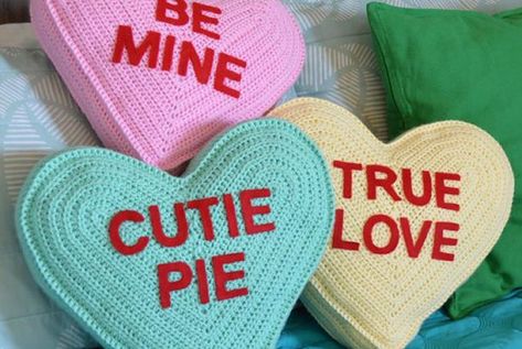 Conversation Heart Pillow - Free Pattern Crochet Valentine Patterns, Candy Pillows, Heart Pillows, Valentines Pillows, Crochet Christmas Gifts, Confection Au Crochet, Valentines Patterns, Crochet Cushion Cover, Crochet Pillow Pattern