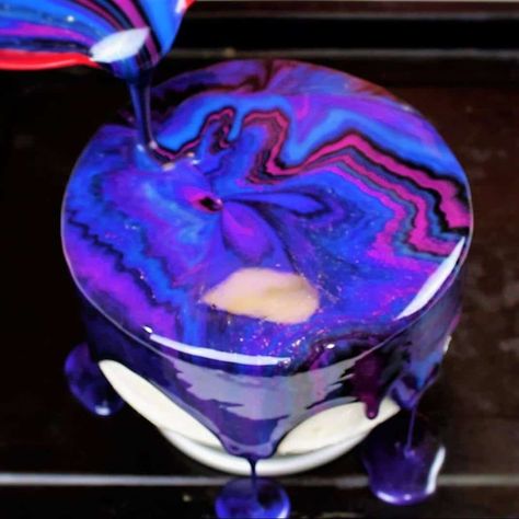 Easy Mirror Glaze: So Simple You Can Make It In the Microwave Easy Mirror Glaze Recipe, Galaxy Mirror Glaze, Mirror Glaze Recipe, Mirror Glaze Cake Recipes, Galaxy Cake, Mirror Glaze Cake, Mirror Cake, 5 Ingredient Recipes, Mirror Glaze