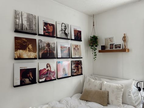 Taylor Swift Inspired Bedroom Decor, Vinyl Album Wall Decor, Taylor Swift Vinyl Display, Swiftie Bedroom Ideas, Taylor Swift Vinyl Wall, Swiftie Room Aesthetic, Taylor Swift Vinyl Wall Decor, Vinyls On Wall, Aesthetic Room Taylor Swift