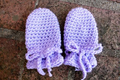 seamless no thumb baby mittens or no scratch mittens free pattern Crocheted Mittens, Baby Mittens Pattern, Crochet Baby Mittens, Crochet Mitts, Crochet Baby Blanket Beginner, Baby Gloves, Crochet Baby Booties Pattern, Baby Booties Pattern, Easy Crochet Baby