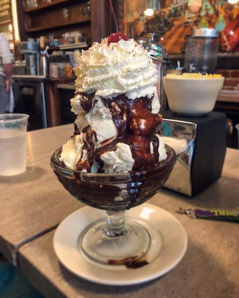 Hot Fudge Brownie Sundae, Ice Cream Sundae Aesthetic, Hot Fudge Sunday, Hogwarts Food, Sunday Ice Cream, Sundae Dessert, Hot Fudge Sundae, Ice Cream Sunday, Fudge Sundae